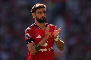 太阳报：B费在休息时间来到训练基地，到场边观看替补球员训练