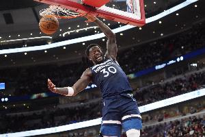 发挥不错！兰德尔上半场10投6中砍下15分3篮板3助攻&填满数据栏