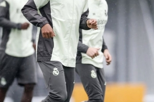 心情很不错！贝林厄姆晒雨天训练照：新的一天到来啦