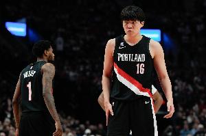 被弩机掏球反抢犯规！媒体人：杨瀚森跑不动了 累得脑子一片空白