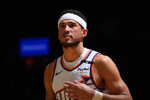 火力全开！布克开季6场比赛有5场砍下30+ 近4战全部30+