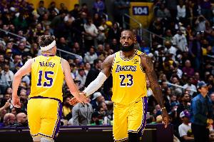 里夫斯：我可能是助攻过一对父子空接的NBA历史首人 这很特别