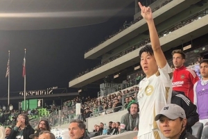 晋级下一轮！孙兴慜冲入场内与队友一起庆祝