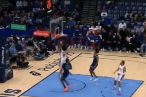 指挥官！康宁汉姆先后连线杜伦和汤普森完成空接暴扣