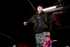 主场迎战湖人！开拓者众将赛前入场穿搭 小杨夹克卫衣+粉色小书包