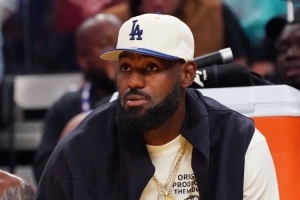 危险了！5连客后詹姆斯最多再缺席3场 否则无法参与奖项评选