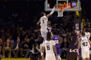 这什么怪物？文班亚马晃飞防守突入禁区暴力隔扣 布朗尼成背景板