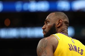 韦德：得分想超詹姆斯不仅要保持20年状态 还不能为争冠牺牲角色