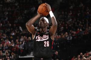 正负值+21全场最高！前青岛外援里斯下起三分雨 三分5中4引领反击