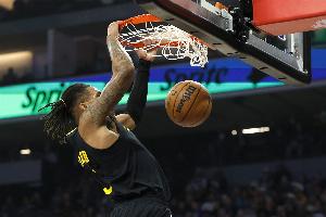 56号秀！科尔：我警告队员们 理查德要偷走他们的上场时间了