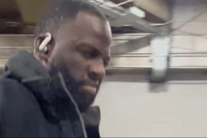 客场挑战掘金！勇士众将抵达球馆 霍福德目光坚定&追梦连连点头