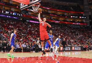 申京晃走防守& 三分压哨命中 火箭将比分迫近至只有4分