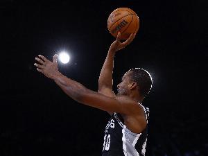 开局状态火热！巴恩斯半场6中4&三分5中3拿到11分&其中首节9分