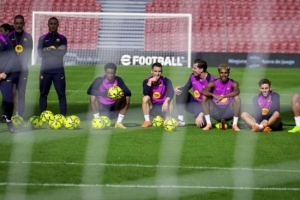 世体：巴萨昨日重返诺坎普公开训练，球员们及教练组合影留念